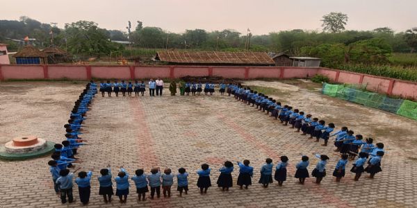 विश्व विरासत दिवसे विद्यालयीयच्छात्राः निर्मितवन्तः मानवशृंखलाम्