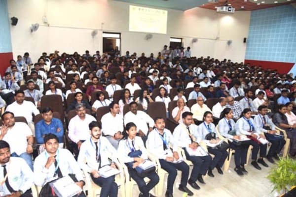 कार्यक्रम में बैठे बच्चे