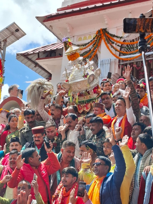 मुखवा से गंगोत्री की रवाना होती गंगा की डोली।