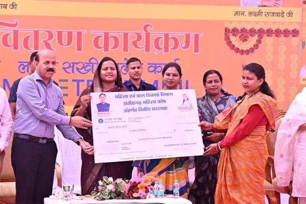 मंत्री लक्ष्मी राजवाड़े महिलाओं को ‘लक्ष्मी सखी मिलेट्स कार्ट’ वितरित करते हुए