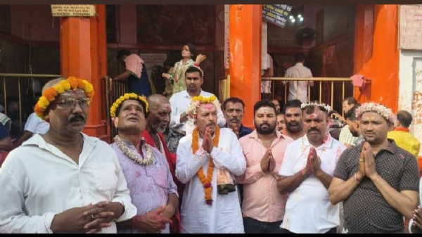 बाबा बैद्यनाथ धाम में झारखंड विधानसभा स्पीकर रविंद्रनाथ महतो ने की पूजा-अर्चना