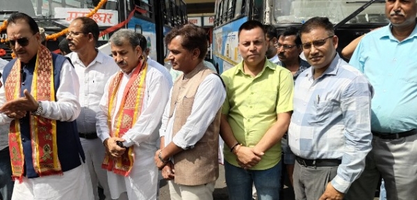 मुक्तेश्वर के लिए रोडवेज की बस सेवा रविवार 19 अप्रैल से प्रारंभ कर दी गई है। सांसद अजय भट्ट ने भवाली डिपो की बस को रवाना किया। यह बस दोपहर डेढ़ बजे भवाली होते हुए मुक्तेश्वर जाएगी। इस मौके पर नैनीताल रीजन की मंडलीय महाप्रबंधक पूजा जोशी सहायक महाप्रबंधक हल्द्वानी डिपो संजय पांडे, सहायक महाप्रबंधक मनोज दुर्गापाल, सहायक महाप्रबंधक काठगोदाम गणेश पंत, हल्द्वानी स्टेशन प्रभारी विद्या जोशी, अखिल जोशी, नवीन कोठारी, सत्य प्रकाश, शेखरानन्द पांडे, कौशल जोशी, नितेश शर्मा, इकबाल अहमद, सुभाष बेलवाल, इरफान, अबरार, जगदीश,विजय कुमार आदि मौजूद रहे।