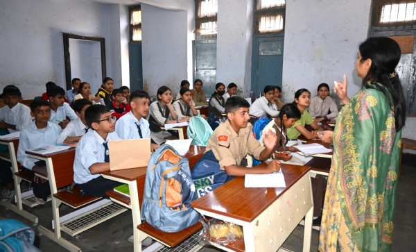 सीबीएसई की पढ़ाई करते छात्र।