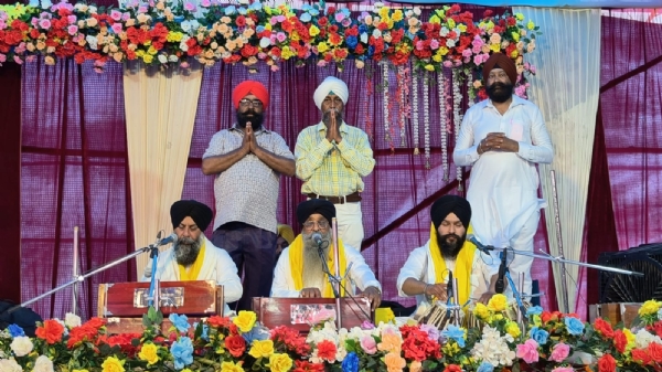 गुरु पर्व पर कीर्तन करते जाते