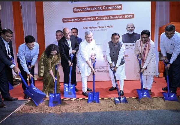 ओडिशा के भुवनेश्वर स्थित इंफो वैली में देश की पहली त्रि-आयामी (3 डी) चिप पैकेजिंग इकाई की आधारशिला रखते हुए मुख्यमंत्री मोहन चरण माझी और केंद्रीय मंत्री अश्विनी वैष्णव।