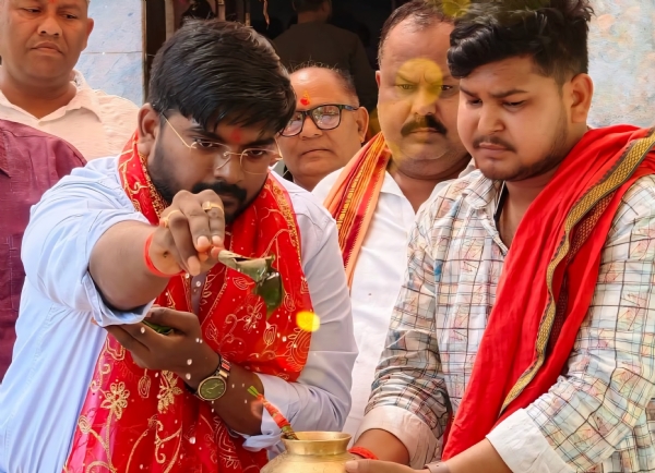 पूजा करते डीसी