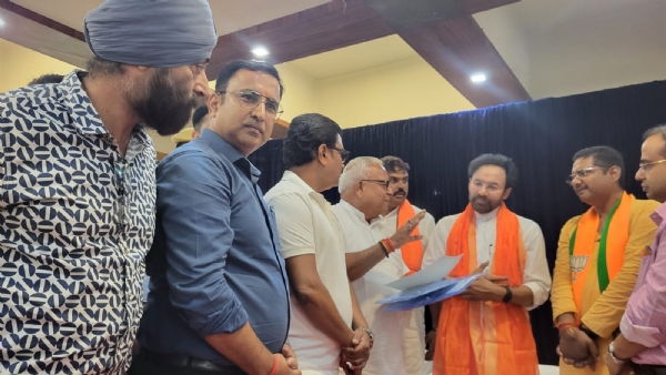 कार्यकर्त्ता सम्मेलन में लोगों से मिलते कोयला मंत्री