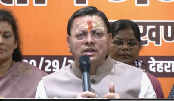 मुख्यमंत्री पुष्कर सिंह धामी भाजपा मुख्यालय में पत्रकारों से बातचीत करते हुए।