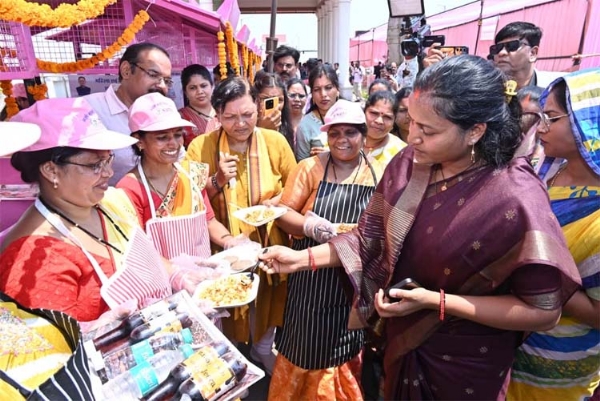 मंत्री लक्ष्मी राजवाड़े महिलाओं को ‘लक्ष्मी सखी मिलेट्स कार्ट’ वितरित करते हुए