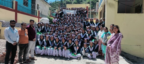 बाल विवाह रोकथाम अभियान के तहत छात्र छात्रों को जागरुक करते विभागीय अधिकारी