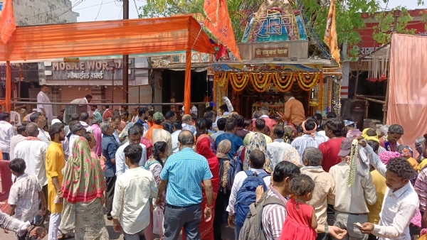 हनुमान जयंती पर शहर में दर्शन पूजन के लिए लगी रही श्रद्धालुओं की भीड़।