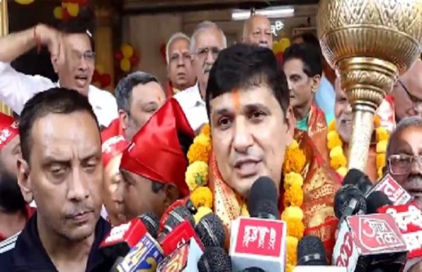 आआपा के दिल्ली प्रदेश अध्यक्ष सौरभ भारद्वाज शोभा यात्रा के दौरान पत्रकारों से बात करते हुए।