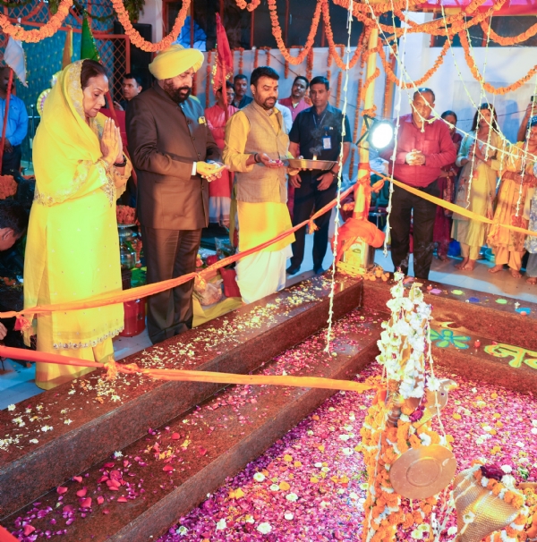 हनुमान जन्मोत्सव के अवसर पर राज्यपाल लेफ्टिनेंट जनरल गुरमीत सिंह (सेनि) एवं प्रथम महिला गुरमीत कौर मंदिर में भगवान के समक्ष श्रद्धापूर्वक पूजा-अर्चना करते हुए।