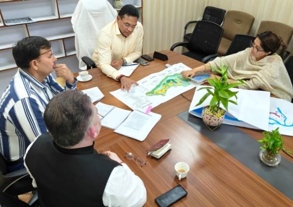 महायाेजना काे लेकर बैठक में चर्चा करते अधिकारी।