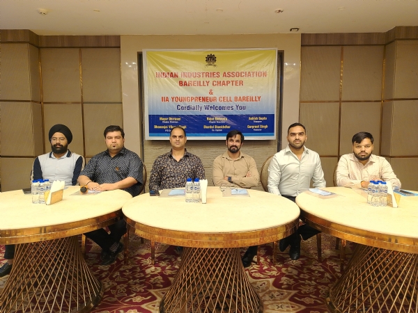 आई.आई.ए. यंगप्रेन्योर सेल की बैठक में मुख्य अतिथि श्री गौरव मित्तल और अध्यक्ष कैप्टन श्री धनंजय विक्रम सिंह युवा उद्यमियों को मार्गदर्शन देते हुए।