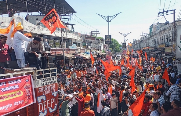 हनुमान जन्मोत्सव के अवसर पर बजरंग दल के कार्यकर्ताओं की ओर से निकाले गए जुलूस में श्रद्धालु भगवा ध्वज लेकर आगे बढ़ते हुए।