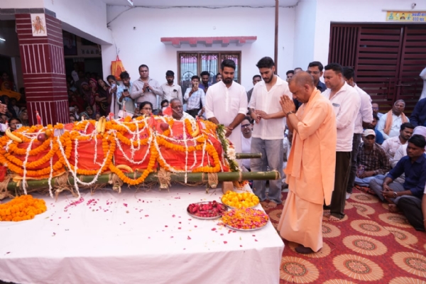 *वरिष्ठ समाजसेवी के पार्थिव शरीर पर पुष्प अर्पित किए मुख्यमंत्री ने, परिजनों को बंधाया ढांढस*