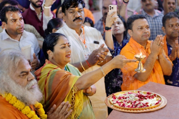 करोल बाग स्थित हनुमान मंदिर में पूजा-अर्चना करती मुख्यमंत्री रेखा गु्प्ता