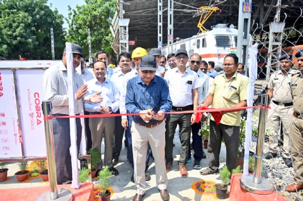 बरेका कार्यशाला में नव निर्मित उद्यान का उद्घाटन करते जीएम बरेका कार्यशाला में नव निर्मित उद्यान का उद्घाटन करते जीएम