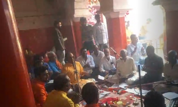 सुंदरकांड पाठ करते भक्तगण