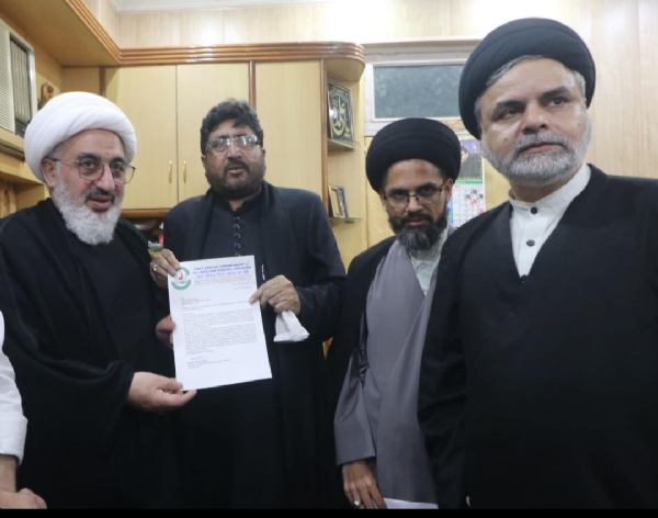 ईरानी नेता को पत्र सौंपते  आल इंडिया के लोग