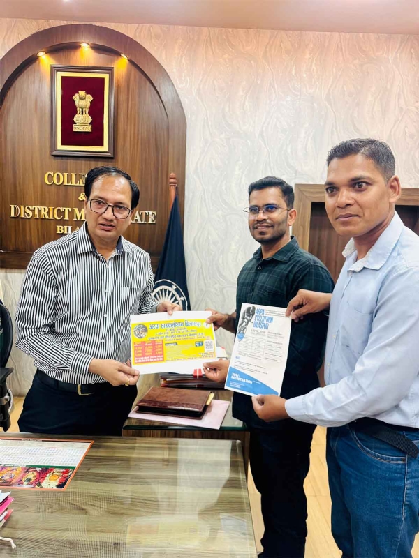 आयोजक संतोष गुप्ता कलेक्टर  संजय अग्रवाल  को आमंत्रित करते हुए