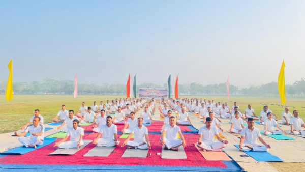 अररिया फोटो:योगाभ्यास करते एसएसबी अधिकारी और जवान