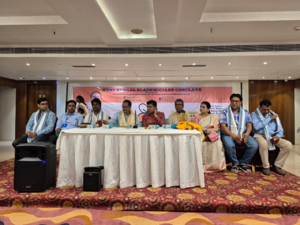 कार्यक्रम को संबोधित करते मंत्री मलय घटक