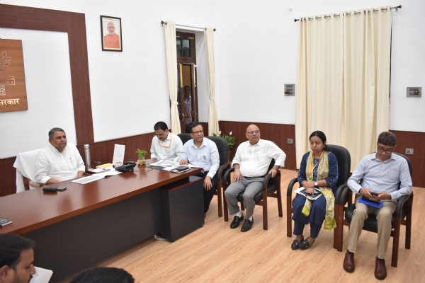 उपमुख्यमंत्री विजय चौधरी समीक्षा बैठक करते हुए