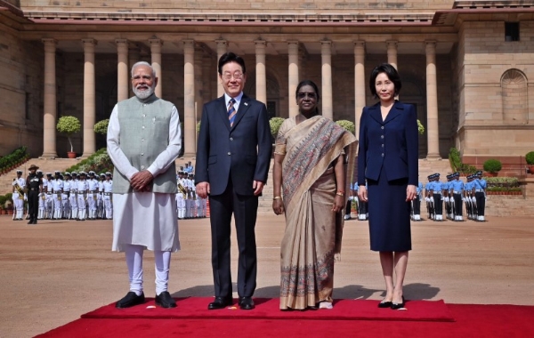 राष्ट्रपति भवन के अग्रभाग में आयोजित औपचारिक समारोह में राष्ट्रपति द्रौपदी मुर्मु और प्रधानमंत्री नरेंद्र मोदी ने भारत दौरे पर आए दक्षिण कोरिया के राष्ट्रपति ली जे-म्युंग का पारंपरिक तरीके से स्वागत किया