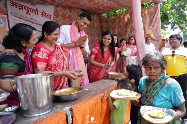 जरूरतमंदों के बीच भोजन वितरण करते संस्था के सदस्यों सहित अन्य