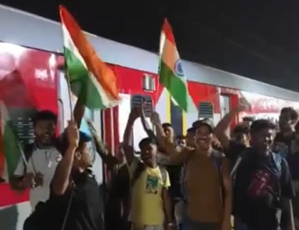 सूरत से बंगाल तक ‘वोटर स्पेशल’ ट्रेन