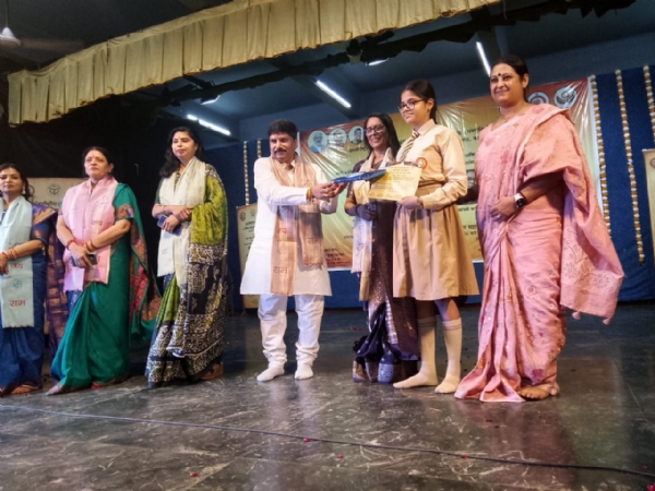 मंच पर सम्मानित करते महानगर अध्यक्ष प्रदीप अग्रहरि