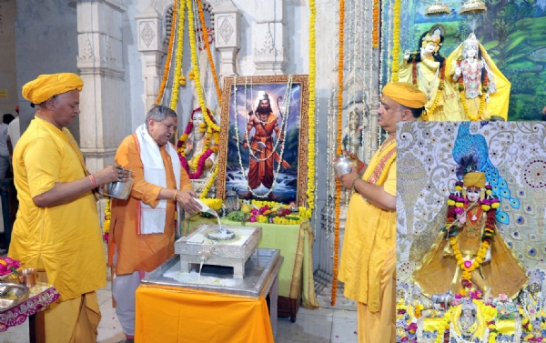 श्रीकेशवदेवजी का चन्दन श्रृंगार की अलौकिक झांकी, गोपेश्वर नाथ चतुर्वेदी भगवान परशुरामजी के विग्रह का पंचायतमृताभिषेक करते हुए