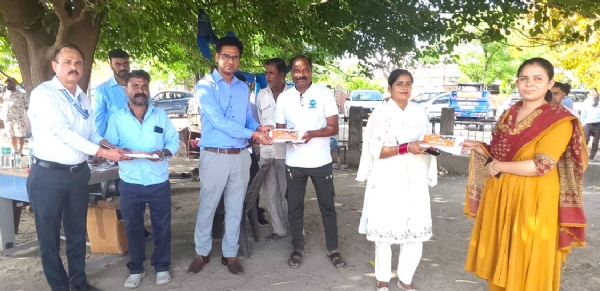 किट वितरित करते हुए