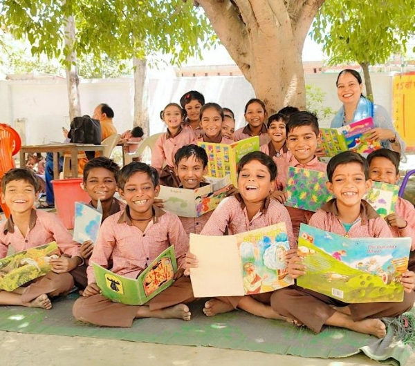 सरकारी स्कूल में पढ़ाई करते बच्चे