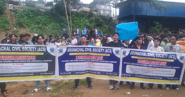 अरुणाचलः इटानगर में मुख्यमंत्री के इस्तीफे की मांग में रैली निकालकर विरोध प्रदर्शन करते एसीएस के समर्थक