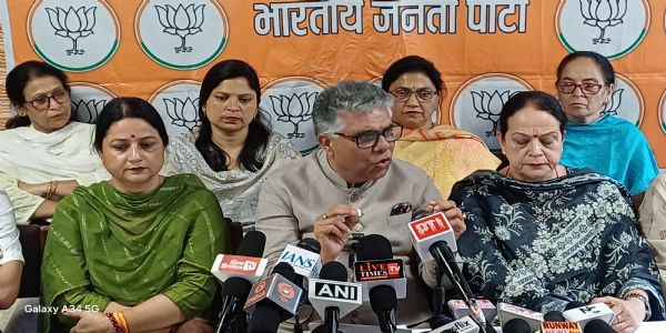 नारीशक्तिवंदनाधिनियमः : नारीशक्तिः गृहीता स्वपरिवर्तिता : डॉ राजीवभारद्वाजः