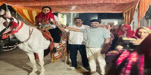 नारनौले अनुपमः प्रयत्नः- अध्यापकः बालिकाम् अश्वे आरोहयित्वा निष्कासितवान् ‘बनवारा’