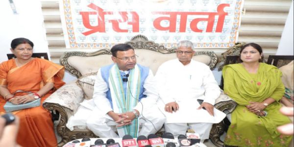 सपाकांग्रेसमहिलाभ्यः तदीयम्अधिकारं दातुं पक्ष न : पंकजचौधरी