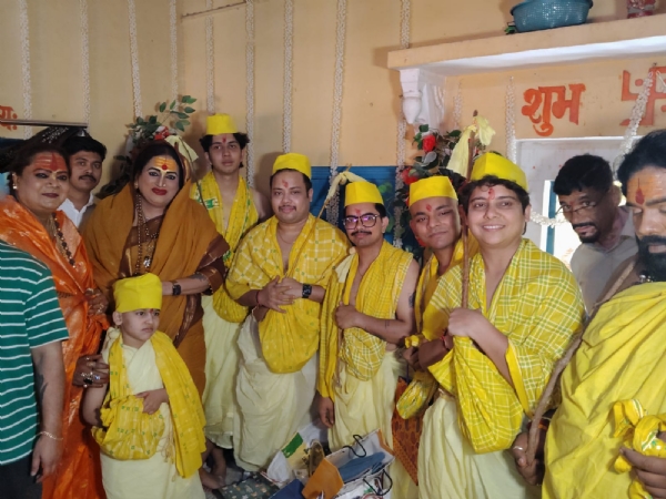 उपनयन (जनेऊ) संस्कार कराने जाते बच्चों के साथ किन्नर अखाड़ा के आचार्य महामंडलेश्वर प्रो. (डॉ.) स्वामी लक्ष्मीनारायण त्रिपाठी।