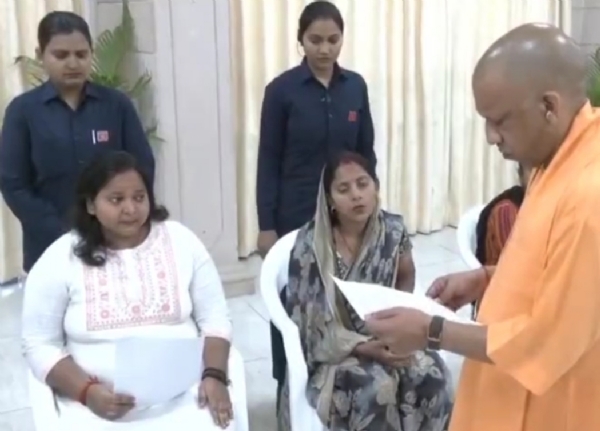 लोगों की समस्याएं सुनते मुख्यमंत्री योगी