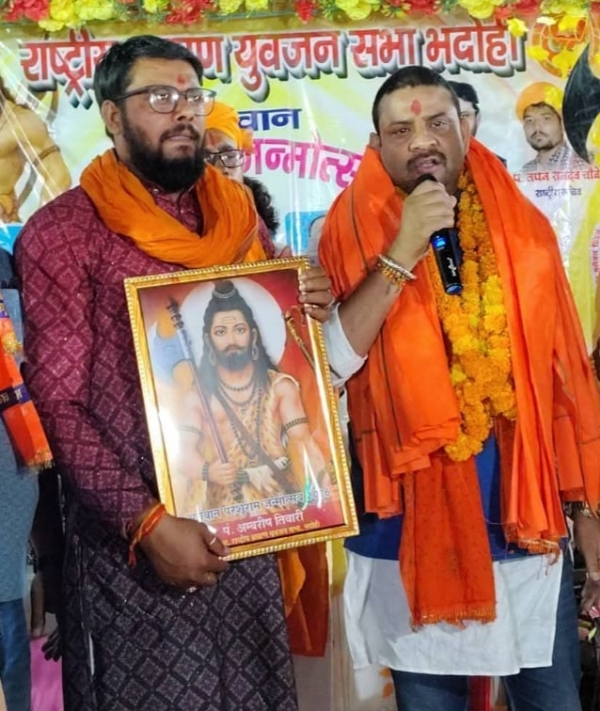 अंबरीश तिवारी राष्ट्रीय अध्यक्ष के साथ बाएं