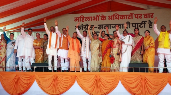 मंगलवार को लखनऊ में जन आक्रोश महिला पदयात्रा में शामिल महिलाएं