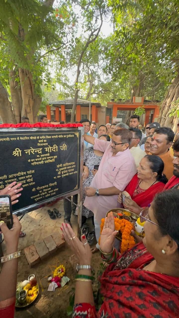 भूमि पूजन के बाद स्थानीय लोगों के साथ विधायक डॉ नीलकंठ