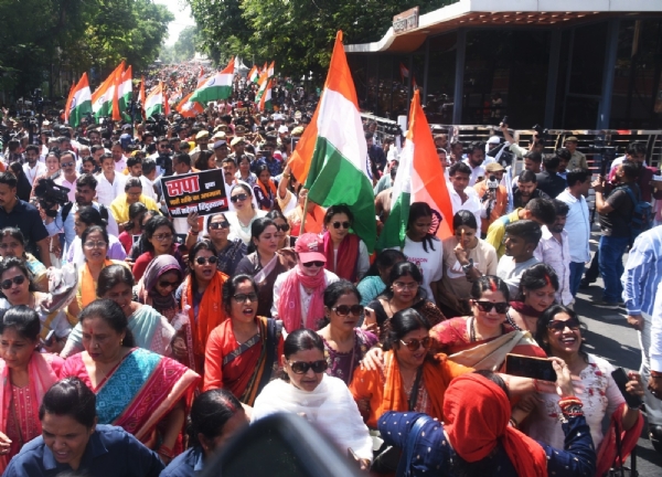 मंगलवार को लखनऊ में जन आक्रोश महिला पदयात्रा में शामिल महिलाएं