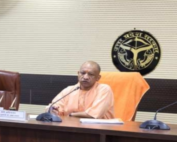 बैठक में सख्त रुख अपनाए मुख्यमंत्री योगी आदित्यनाथ