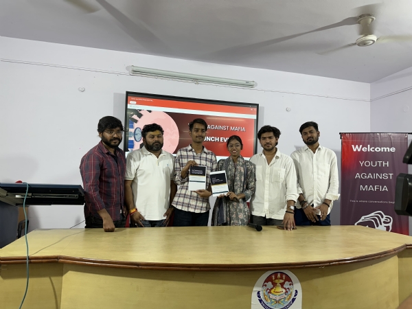 संगठन पदाधिकारी प्रेस कांफ्रेंस के दौरान पोस्टर दिखाते हुए