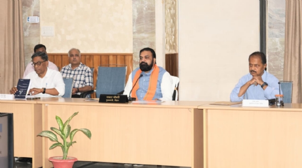 मुख्यमंत्री सम्राट चौधरी विभागों की समीक्षा करते हुए