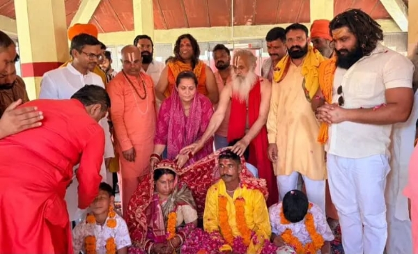 सनातन धर्म स्वीकार करते हुए परिवार